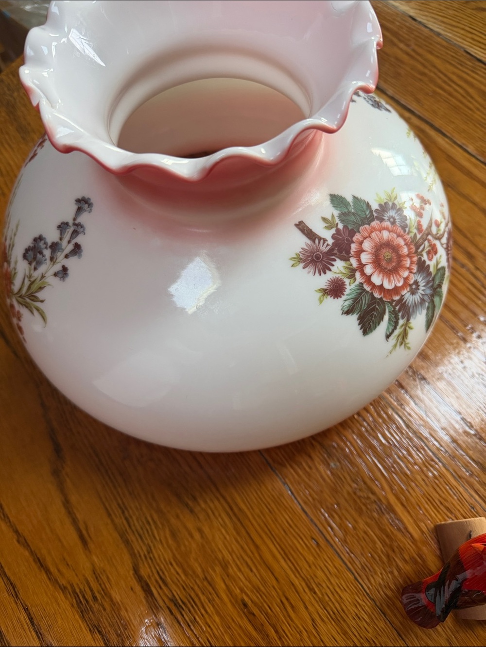 Vintage “Gone With the Wind “ style lamp globe. Floral in pinks. Ruffle top. - Picture 2 of 15